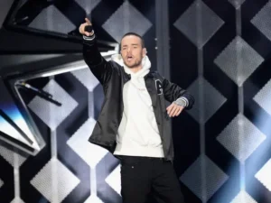 LIAM PAYNE COPS EYEING DOVE SOAP BOX IN ROOM ... Used in Drug Deal???