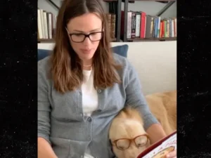 Before Jennifer Garner's dog, Birdie, passes away, her daughter bids him farewell.