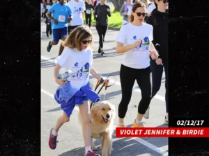 Before Jennifer Garner's dog, Birdie, passes away, her daughter bids him farewell.