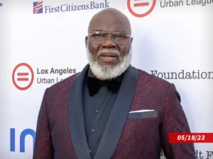 It looks like Pastor T.D. Jakes is experiencing a medical emergency. He is convulsing onstage.